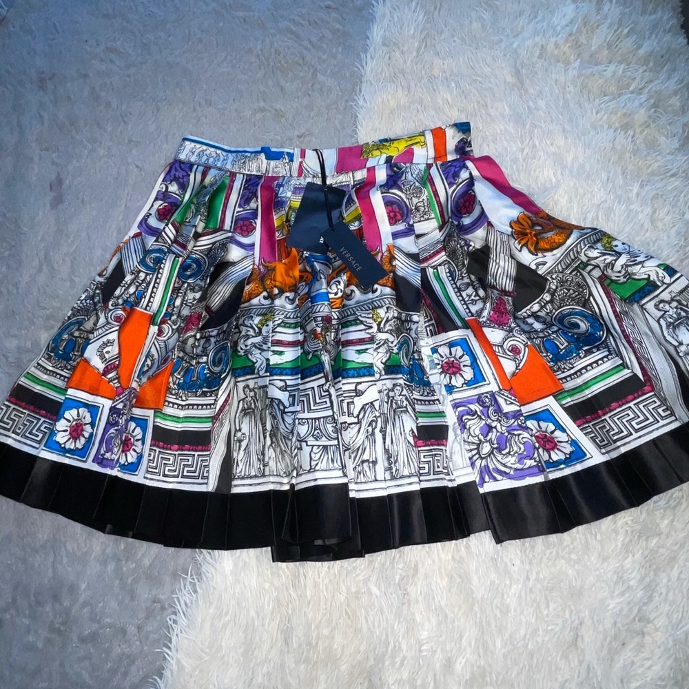 This is a never worn before Versace satin skirt with ruffles. 100% real Versace.